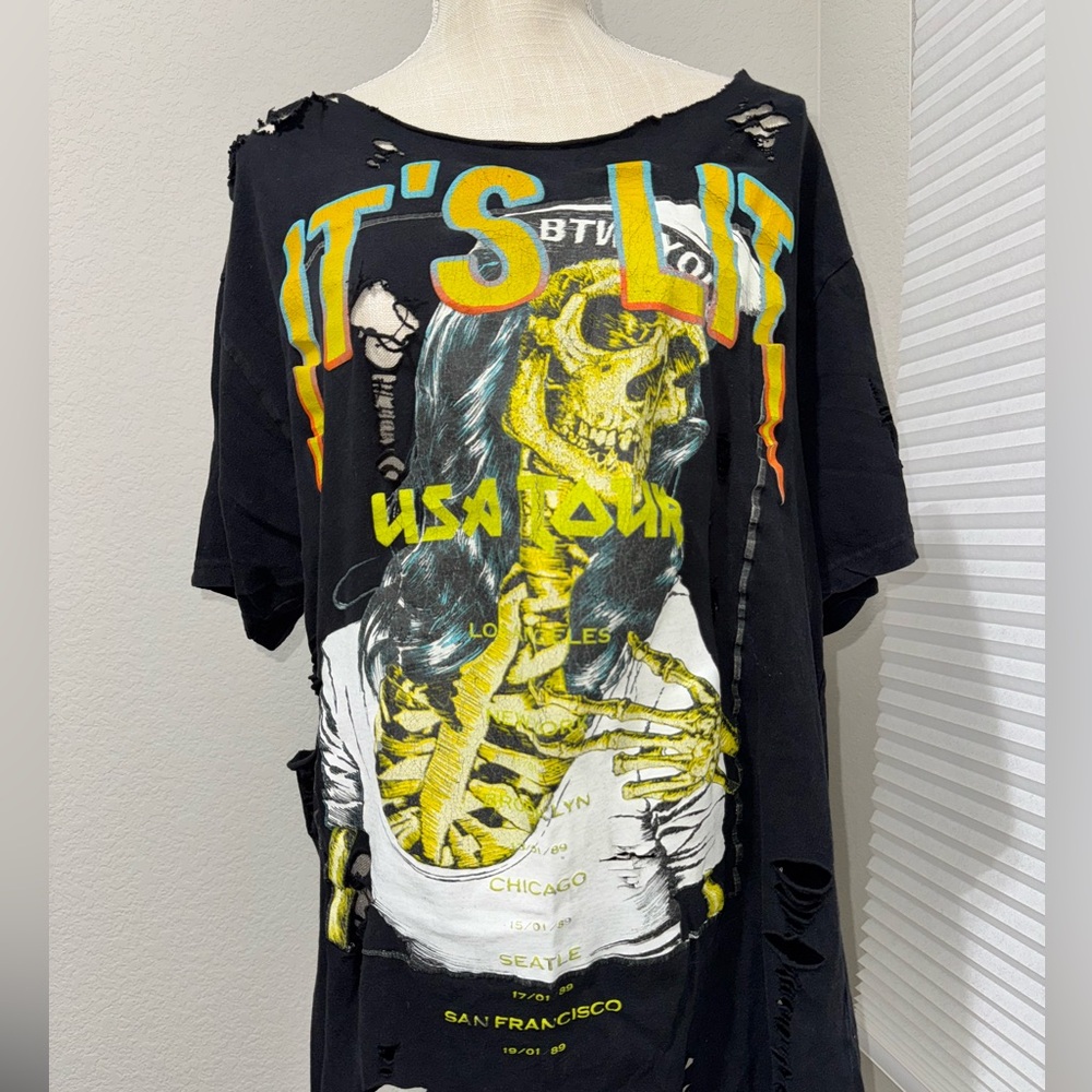 One of a kind Black Graphic Skeleton T-Shirt IT’S LIT